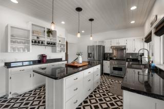 Lakeside Retreat- Charming 5 Bedroom with Kayaks - 4