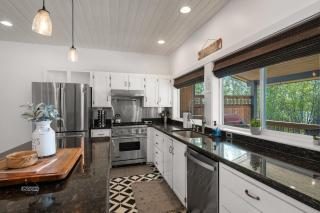 Lakeside Retreat- Charming 5 Bedroom with Kayaks - 3