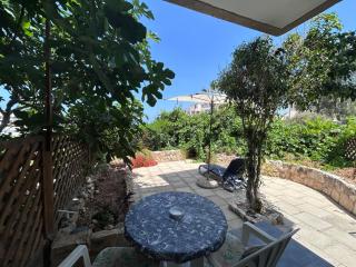 Seaview apartment with garden & pool - 8