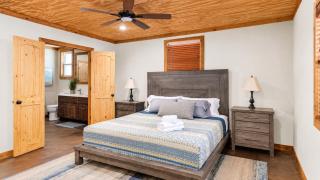 Pottsboro Lodge - Sleeps 15 - Hot Tub & Patio - 8