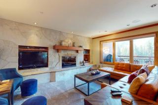 Lion Square Lodge South 650 - 4