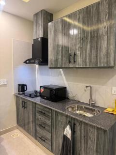 Designer 1BHK - Self check-in, Netflix, Balcony - Bahria Phase 8 - 8