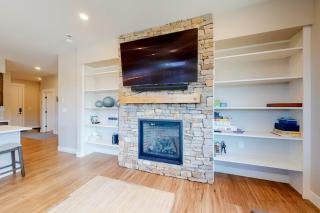 Modern Mountain Getaway - 7