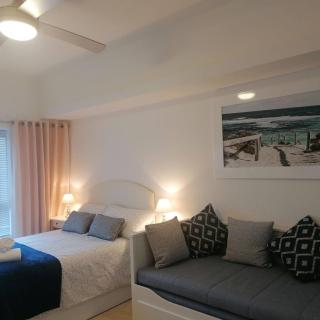 Charming Studio Apartment with Pool Access in Central Gibraltar - 5