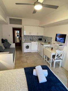 Charming Studio Apartment with Pool Access in Central Gibraltar - 4