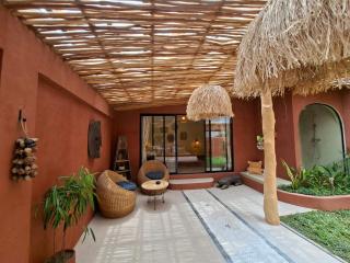 Beautiful garden villa, close to town - 1