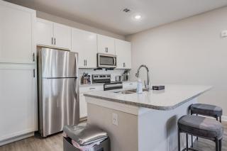 Landing Stylish 1BD Pool - 4