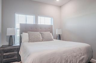 Landing Stylish 1BD Pool - 2