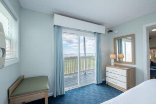 Waves Oceanfront Resort - 9