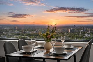 Breathtaking Views at Spacious Apartment in Melbourne CBD with Gym - 4