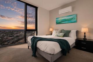 Breathtaking Views at Spacious Apartment in Melbourne CBD with Gym - 8