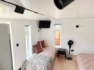 Modern Garden Studio, Private Access and Parking, 5 mints Drive to Luton Airport , Train Station - 8