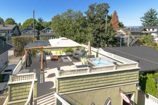 2BR Vancouver Stay with Sauna Cold Tub & Fire Pit - 7