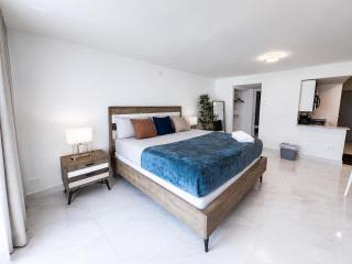 Beachside Living in the Heart of Isla Verde - 9