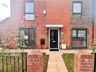 Beautiful 4-Bedroom House Near City Centre - 8