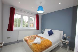 Elegant 4 Bed 3 Bath House & Parking by CozyNest - 7
