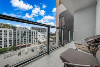 Miami Condo plus Den - Pool Gym & Best Location - 3