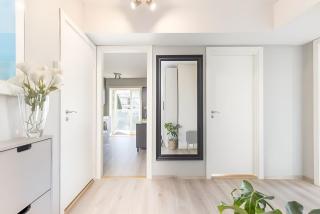 Sunny Balconies & Spacious Corner Apartment - 4