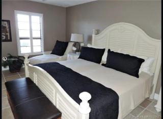 Two Bedroom Waterfront Residence with Intracoastal - 2