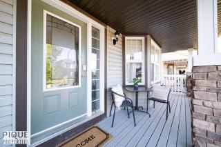 Chic 6BDRM Getaway - KingBed - Patio - BBQ - Garage - Wifi - 2