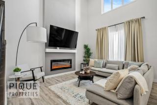 NEW - Modern Escape - KingBed - Fireplace - Garage - Netflix - 9