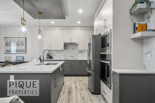 NEW - Modern Escape - KingBed - Fireplace - Garage - Netflix - 6