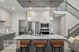NEW - Modern Escape - KingBed - Fireplace - Garage - Netflix - 6
