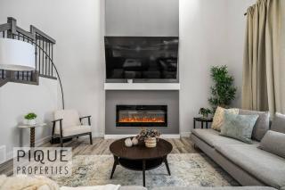 NEW - Modern Escape - KingBed - Fireplace - Garage - Netflix - 2