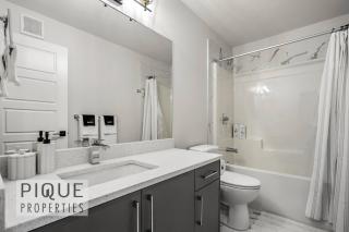 NEW - Modern Escape - KingBed - Fireplace - Garage - Netflix - 2