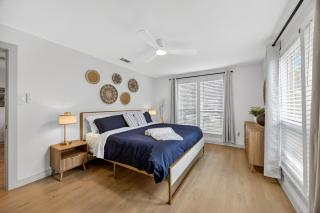 Walk to stadium! Cozy 2BR home - historic district - 2