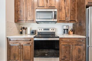 Calgary NW - AC, Garage, Backyard, Self Check-in, Professionally Cleaned - 9