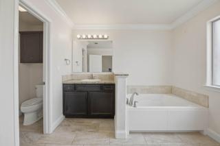 Acomm Corporate Housing Private Room, Shared Lounge I Deluxe Living! - 1