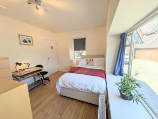 ensuite double rooms -self-catering in shared kitchen - 8