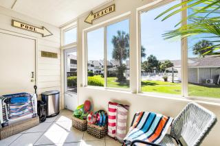 Wow! 5 min walk to the Beach with Pool and BBQ! - 6