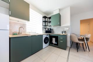 Prime Stay - Top Floor 1-Bedroom Apartment with Balcony - 6