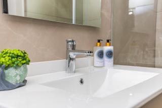 Guardian orchard stay Rosebank One bed apartment - 4