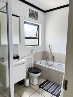 Zalari Luxe Loft A, Spacious 2-Bed Loft, Paulshof - 0