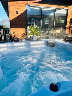 Sunny Escape with Hot Tub & 360 Mountain Views, 3 Bedroom - 8