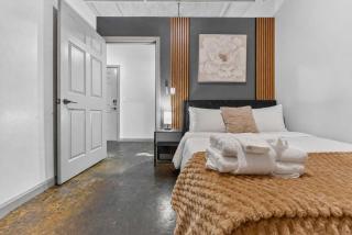 Comfortable 2BR Stay with WiFi in Kansas - 5