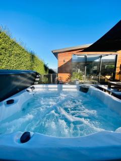 Sunny Escape with Hot Tub & 360 Mountain Views, 3 Bedroom - 7