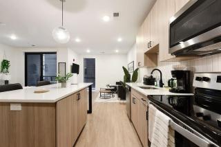 Modern Apt w/ HULU, Gym & Parking Near Shopping - 0