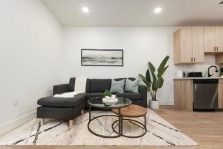 Modern Apt w/ HULU, Gym & Parking Near Shopping - 2