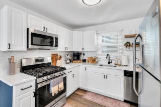 5 min walk to Asbury Park, 4 beach badges, firepit, grill, porch, cool AC - 1