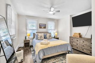 5 min walk to Asbury Park, 4 beach badges, firepit, grill, porch, cool AC - 4