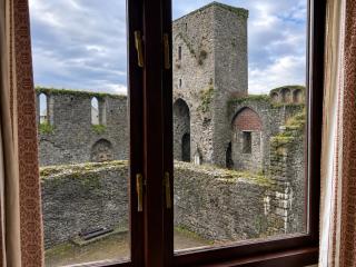 Modern 1BR Stay in Central Cashel - 1
