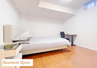 Modern Room in Mississauga House - Near Airport - 3