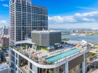 Stylish Corner 1 Bedroom Wraparound Balcony & Views - 6