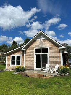 Sunny 2BR with Pond, Fireplace, Walk to Stowe - 9
