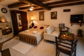 Rustic Garden & Jacuzzi Retreat - 8