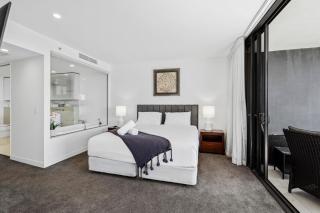2BR Breathtaking Ocean Views - Iconic Oracle Tower - 8
